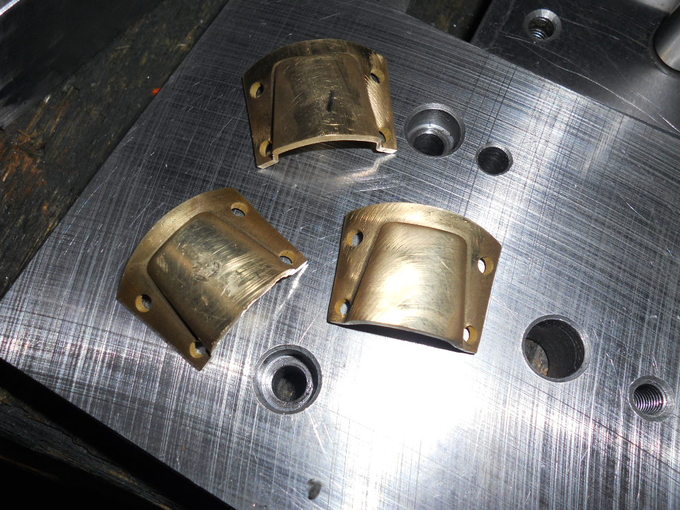 突っ掛け部品プレス工程