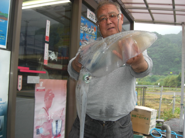 手羽竿で釣ったアオリイカを持つ釣り師
